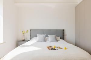 A bed or beds in a room at Book and Bed - Yuyuan Garden