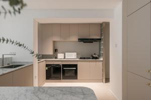 A kitchen or kitchenette at Book and Bed - Yuyuan Garden