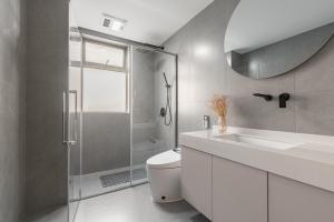 A bathroom at Book and Bed - Yuyuan Garden