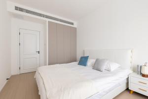 A bed or beds in a room at Book and Bed - Yuyuan Garden