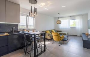 Dapur atau dapur kecil di Awesome Apartment In Zbandaj With Wifi