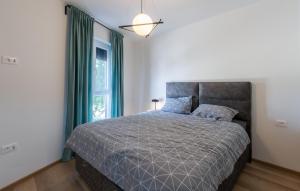 Katil atau katil-katil dalam bilik di Awesome Apartment In Zbandaj With Wifi +11 gambar