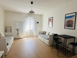 a living room with a couch and a table at Ciao Iglesias 3 in Iglesias