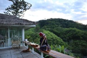 una veranda con vista sulle montagne di Yazama Homestay ยาซาม่า โฮมสเตย์ a Ban Pang Huai Kaeng