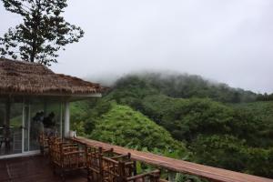 un portico con sedie e vista sulle montagne di Yazama Homestay ยาซาม่า โฮมสเตย์ a Ban Pang Huai Kaeng
