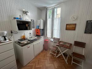 Η κουζίνα ή μικρή κουζίνα στο VILLERS DEAUVILLE NOUVEAU STUDIO 2 Pers 30m de la plage