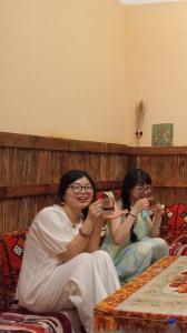Asiakkaita majoituspaikassa هوستل أجبناخ إنشالي Hostel Agbenakh Inshaly