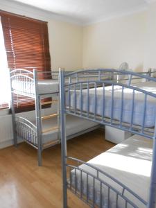 Postel nebo postele na pokoji v ubytování 24/7 London Hostel