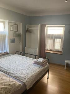 sypialnia z łóżkiem i oknem w obiekcie Apartman Centrum w Jiczynie