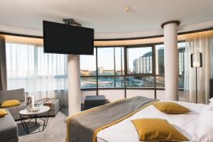 索非亚索非亚罗斯林中央公园酒店的一间配有大床和平板电视的卧室