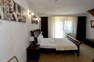 Postel nebo postele na pokoji v ubytování Conac Bavaria + 37 fotografií