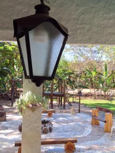 a black light on a pole in a park at Pousada Divino Toca in Palmas +59 photos