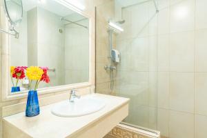 a bathroom with a sink and a mirror at HOVIMA Jardin Caleta in Adeje
