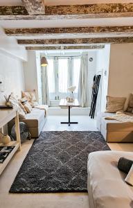 un salon avec deux canapés et une table dans l'établissement JoyJoyJoy the White Wilde ecolicious studio in a historic Canalhouse from 1799 with terrace at the canals, à Amsterdam