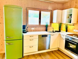 Kuchyň nebo kuchyňský kout v ubytování Stella's Holzchalet