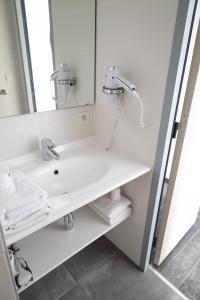 Koupelna v ubytování Brit Hotel Confort Saint-Lô + 15 fotografií