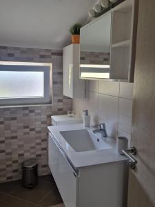 Kuchyň nebo kuchyňský kout v ubytování Adria apartmani