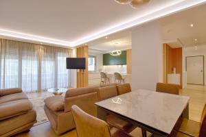 TV a/nebo společenská místnost v ubytování The Rooms Serviced Apartments Tirana