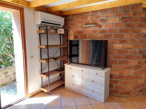 Телевизор и/или развлекательный центр в Maisonnette vue mer