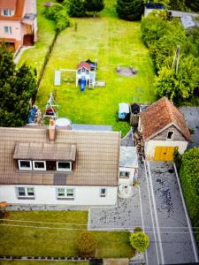 una vista aérea de una casa con patio en Dom na Likusach, en Olsztyn