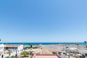 une vue de la plage depuis un immeuble dans l'établissement TrendyHomes Palmeral Beach Mojacar, à La Marina de la Torre