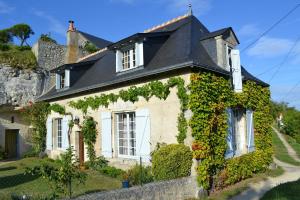 a house with ivy on the side of it at Gîte Hurlevent in Azay-le-Rideau