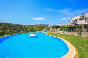 Bazén v ubytování LITORAL COSTA DORADA - LAS TERRAZAS Only families nebo v jeho okolí