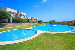 Bazén v ubytování LITORAL COSTA DORADA - LAS TERRAZAS Only families nebo v jeho okolí