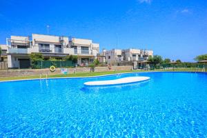 Bazén v ubytování LITORAL COSTA DORADA - LAS TERRAZAS Only families nebo v jeho okolí