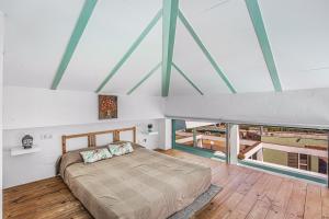 Agro Surf House في نوفو سانكتي بيتري: غرفة نوم بسرير كبير ونوافذ كبيرة