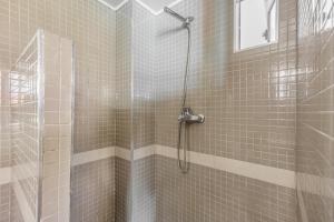 Agro Surf House في نوفو سانكتي بيتري: دش مع باب زجاجي في الحمام +28 صورة