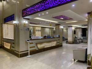a lobby with a bar in the middle of a building at ابراج الجود للشقق المخدومة in Al Ḩawīyah