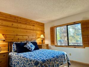 Ένα ή περισσότερα κρεβάτια σε δωμάτιο στο Red River Aspen Retreat