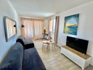 Μια τηλεόραση ή/και κέντρο ψυχαγωγίας στο MarinesAppartement, 2min Plage, accès direct port