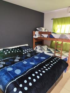 un dormitorio con dos camas y una litera en Deptos John Vargas, en Guaymallén