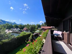 un balcone di una casa con vista sul giardino di Lene's Flat a Kitzbühel