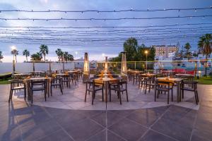 a restaurant with tables and chairs on a patio at HOVIMA Santa María in Adeje