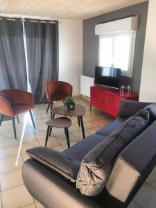 TV a/nebo společenská místnost v ubytování Le St Jean