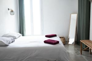 LOU DESTRE Maison 3 Chambres, parking vélo, Châteauneuf-du-Pape في شاتونوف-دو-باب: غرفة نوم مع سرير أبيض كبير مع وسائد حمراء عليها