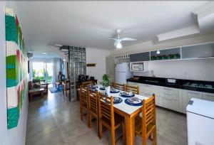 Η κουζίνα ή μικρή κουζίνα στο Arraial d Ajuda - Casa Oásis- Lazer, conforto e tranquilidade