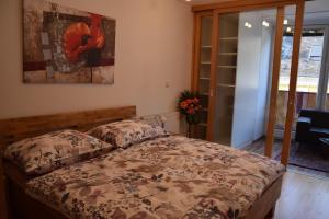 Postel nebo postele na pokoji v ubytování Stadtferienwohnung im Zentrum