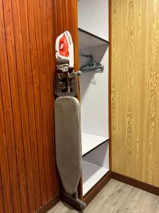 スレンバンにあるSS Hotel Serembanの部屋のドアから吊るされたスケートボード