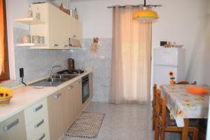 A kitchen or kitchenette at Casetta in Salento