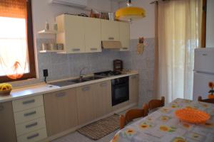 A kitchen or kitchenette at Casetta in Salento