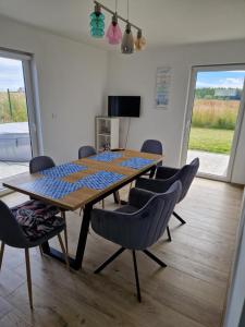ein Esszimmer mit einem Holztisch und Stühlen in der Unterkunft Haus Noah in Sierosław