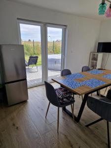 eine Küche mit einem Tisch und Stühlen sowie eine Terrasse in der Unterkunft Haus Noah in Sierosław