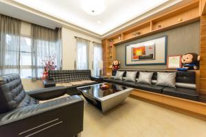 ein Wohnzimmer mit Couch und Tisch in der Unterkunft Taitung Leisure B&B in Taitung