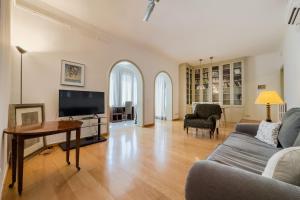 Телевизор и/или развлекательный центр в ENRIQUE GRANADOS