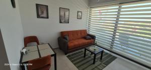 una sala de estar con un sofá y una mesa en Pearl Island apartments, en Kalogrea