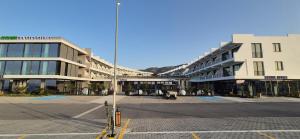 Un estacionamiento vacío frente a un edificio en Pearl Island apartments, en Kalogrea